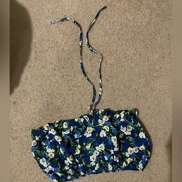 Tops - Flowered halter top size Large